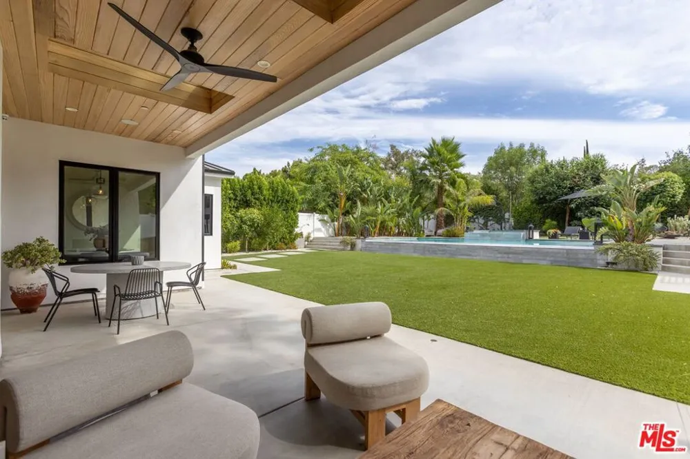 18938 Wells Drive Tarzana, CA 91356