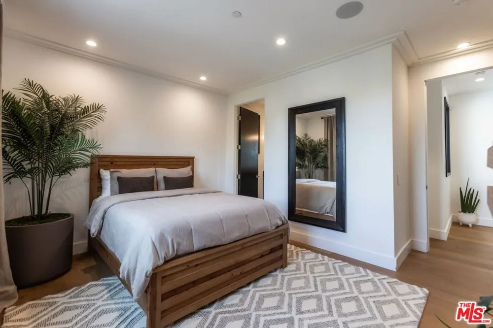 18938 Wells Drive Tarzana, CA 91356