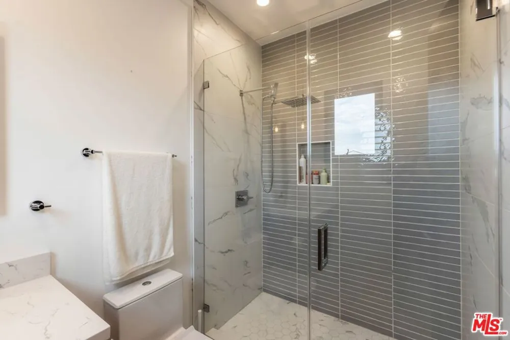 18938 Wells Drive Tarzana, CA 91356