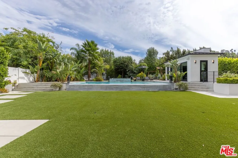 18938 Wells Drive Tarzana, CA 91356