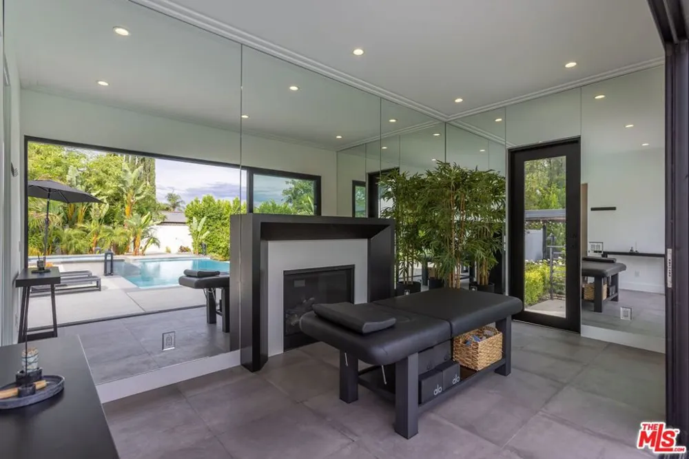 18938 Wells Drive Tarzana, CA 91356