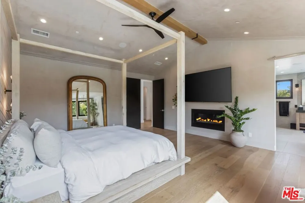 18938 Wells Drive Tarzana, CA 91356