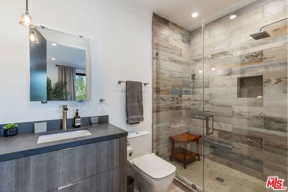18938 Wells Drive Tarzana, CA 91356