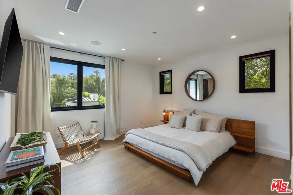 18938 Wells Drive Tarzana, CA 91356