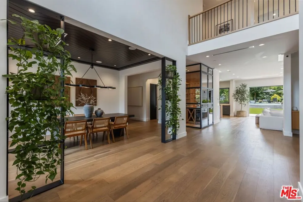 18938 Wells Drive Tarzana, CA 91356