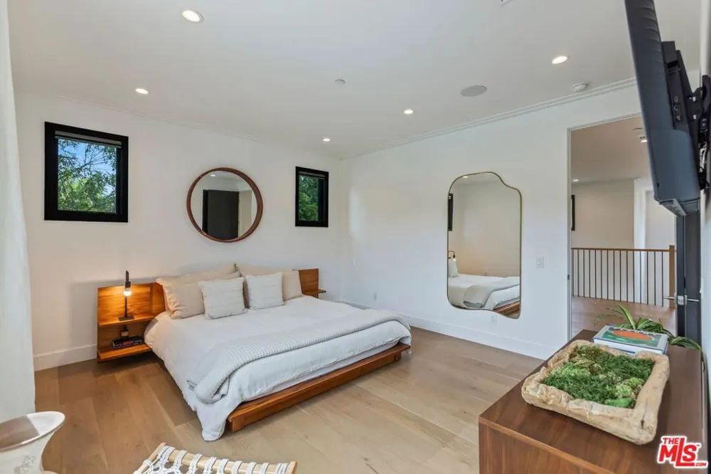 18938 Wells Drive Tarzana, CA 91356