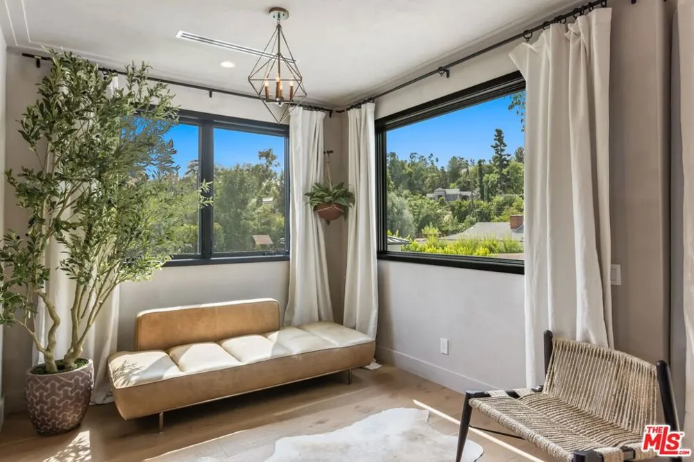 18938 Wells Drive Tarzana, CA 91356
