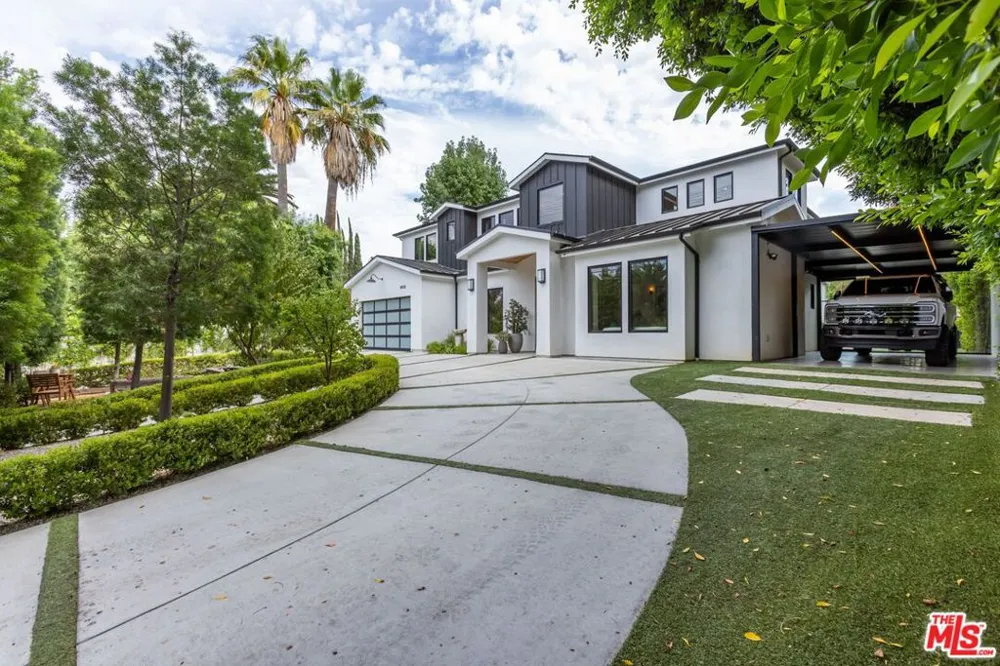 18938 Wells Drive Tarzana, CA 91356