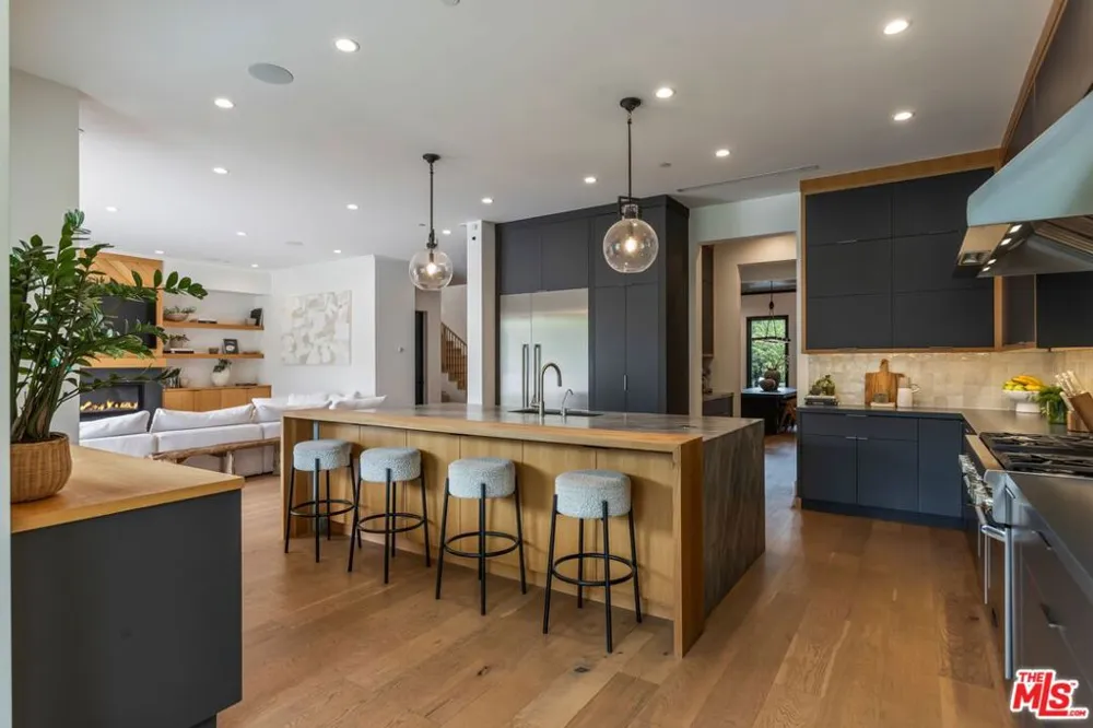 18938 Wells Drive Tarzana, CA 91356