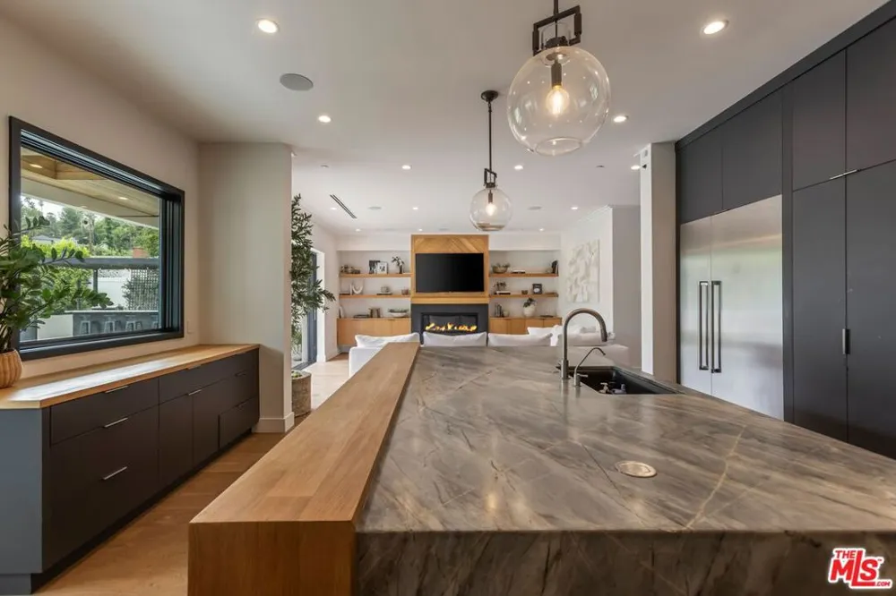 18938 Wells Drive Tarzana, CA 91356