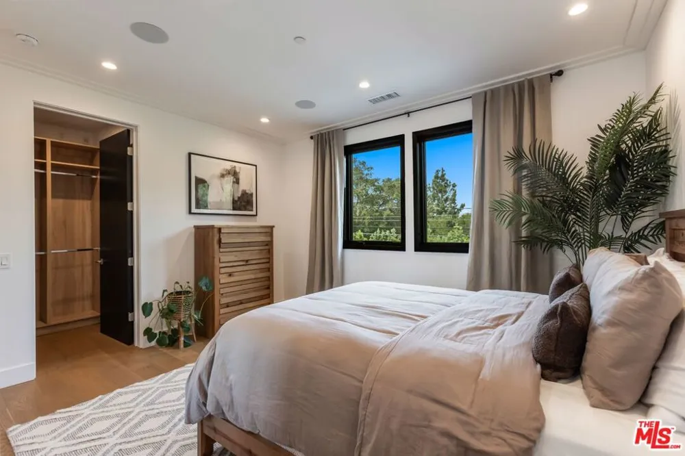 18938 Wells Drive Tarzana, CA 91356