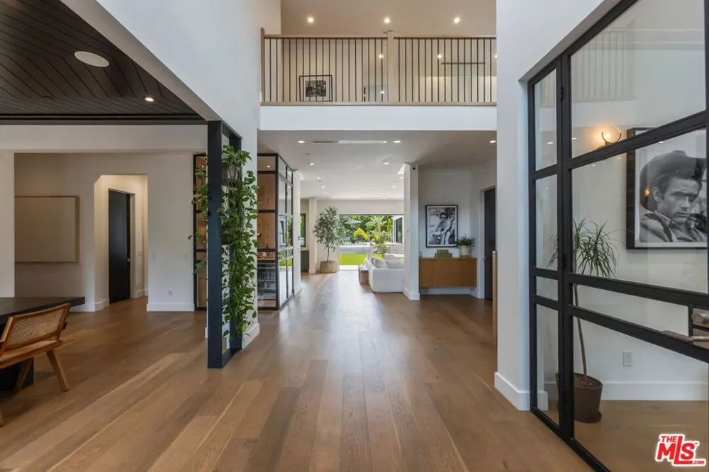 18938 Wells Drive Tarzana, CA 91356