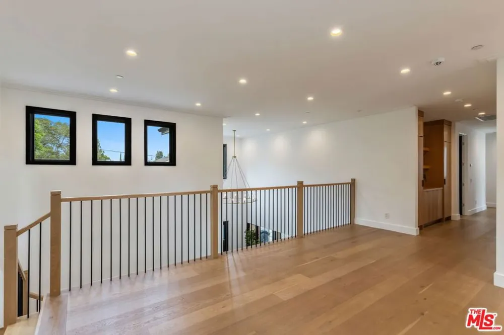 18938 Wells Drive Tarzana, CA 91356