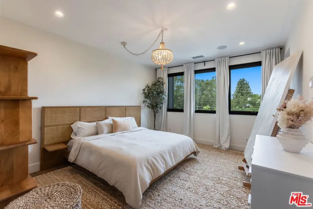 18938 Wells Drive Tarzana, CA 91356