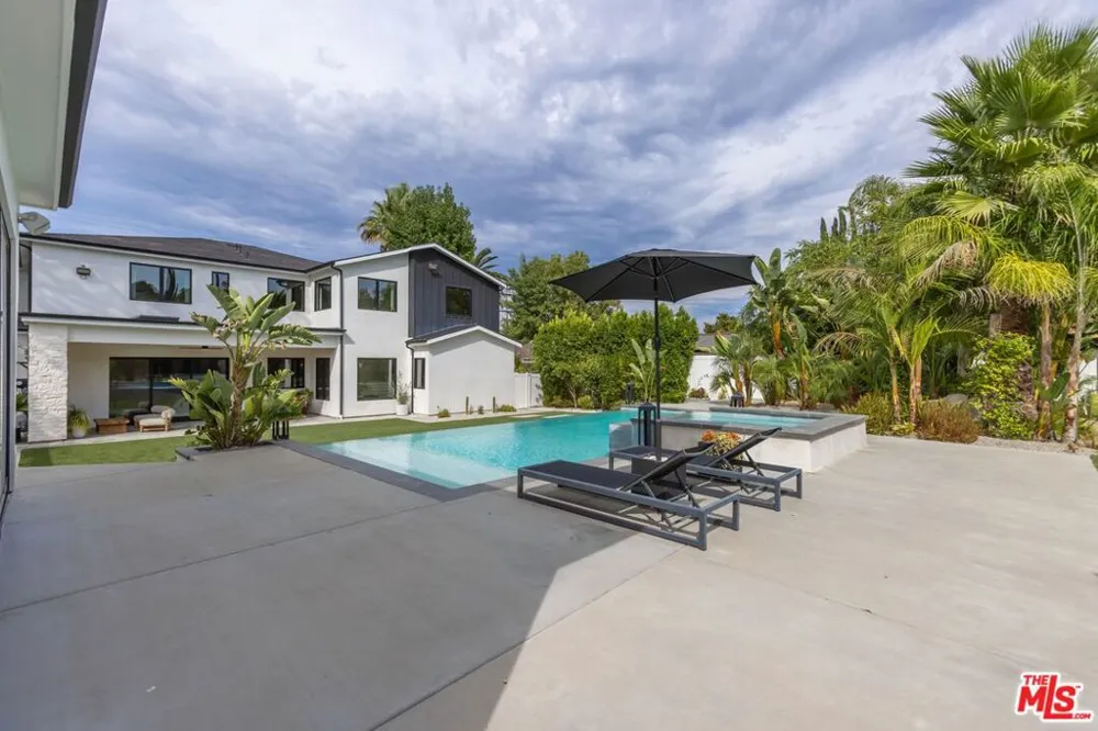 18938 Wells Drive Tarzana, CA 91356