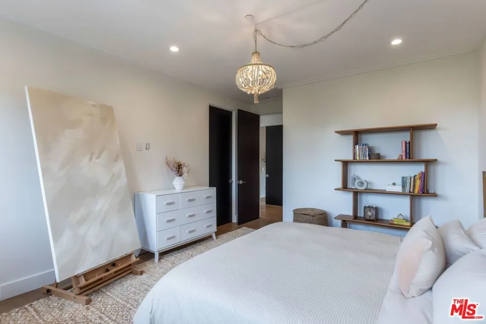 18938 Wells Drive Tarzana, CA 91356