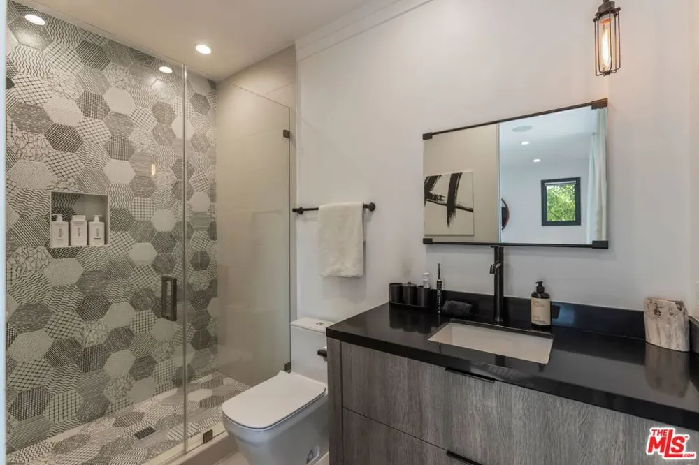 18938 Wells Drive Tarzana, CA 91356