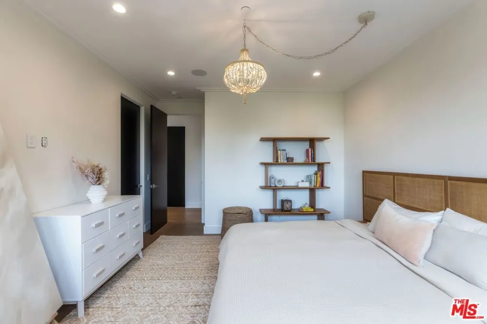 18938 Wells Drive Tarzana, CA 91356