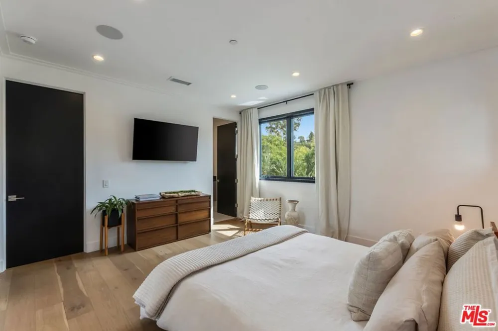 18938 Wells Drive Tarzana, CA 91356