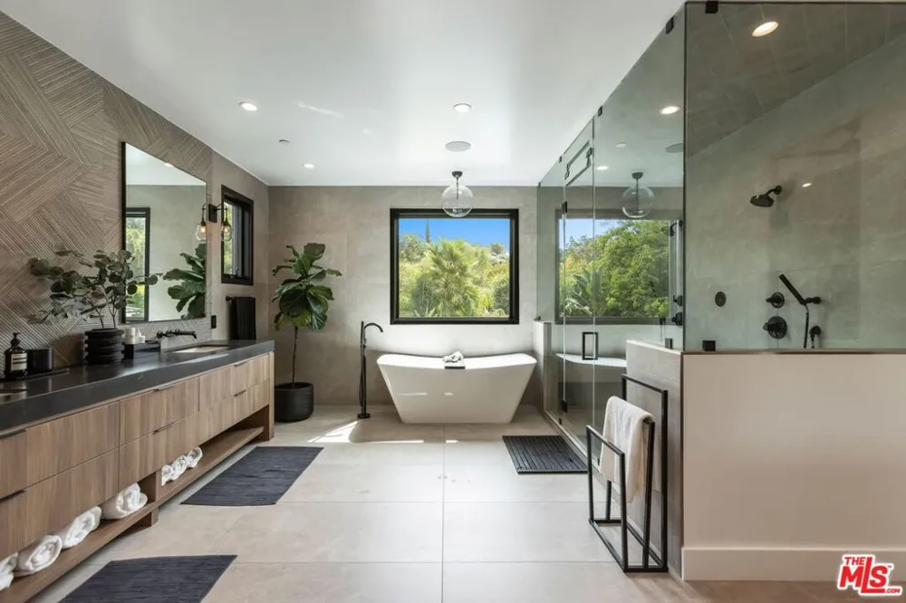 18938 Wells Drive Tarzana, CA 91356
