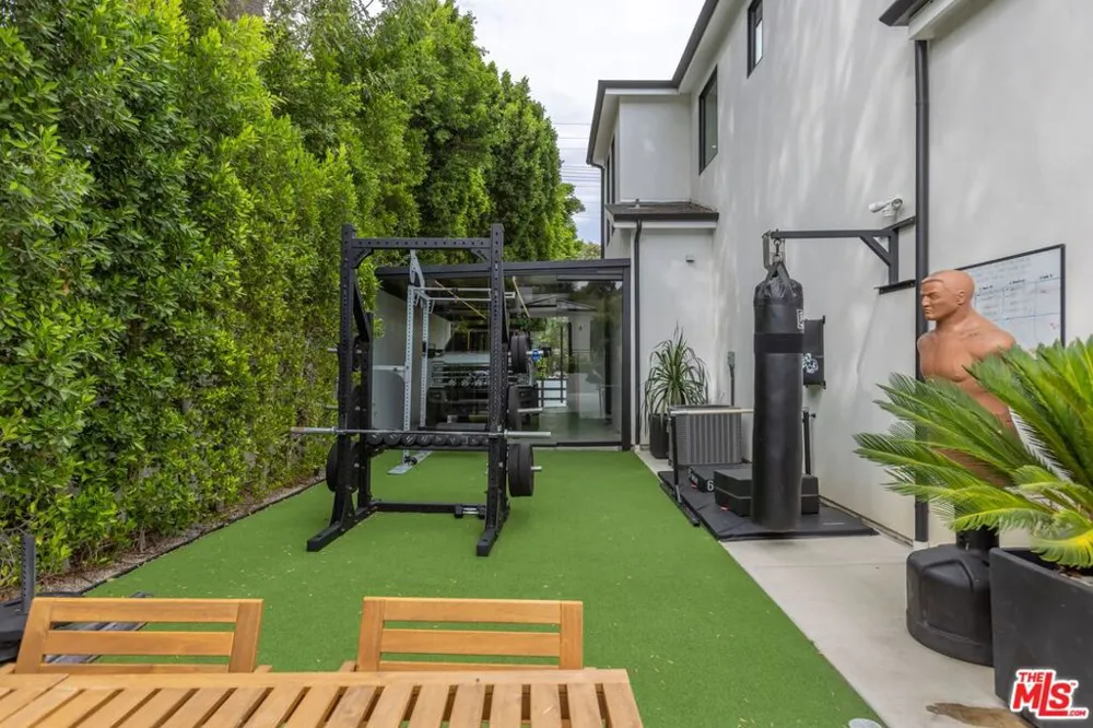 18938 Wells Drive Tarzana, CA 91356