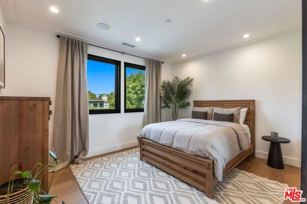 18938 Wells Drive Tarzana, CA 91356