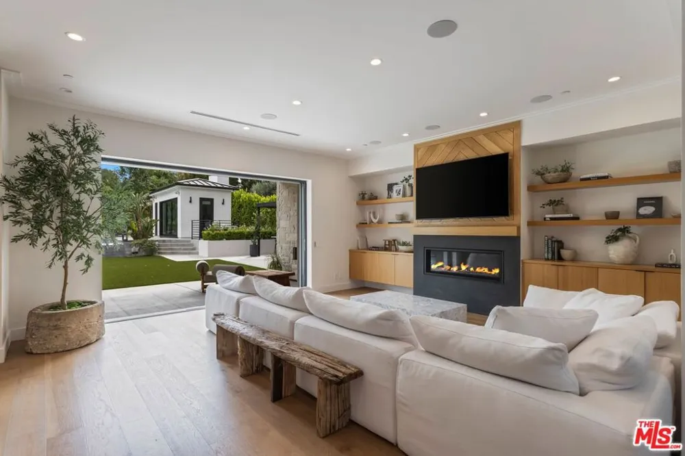 18938 Wells Drive Tarzana, CA 91356