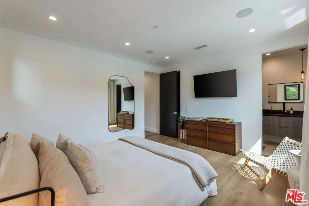 18938 Wells Drive Tarzana, CA 91356