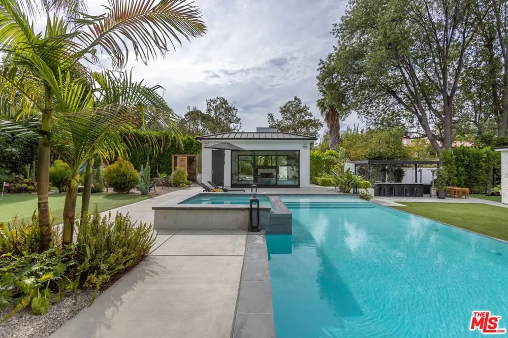 18938 Wells Drive Tarzana, CA 91356