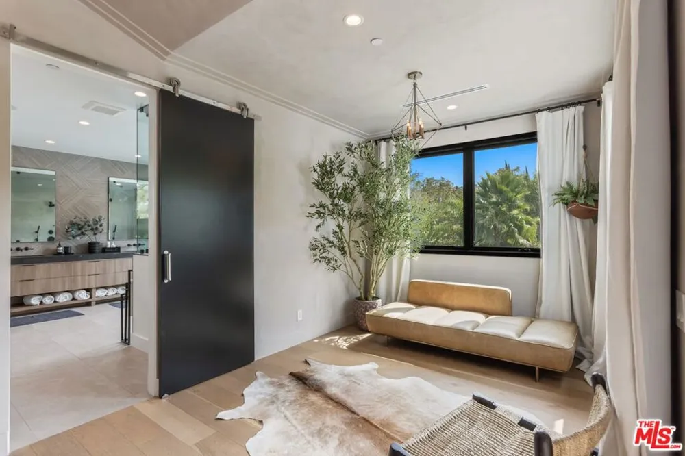 18938 Wells Drive Tarzana, CA 91356