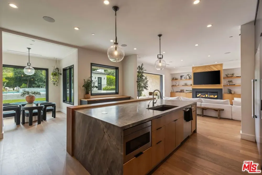 18938 Wells Drive Tarzana, CA 91356