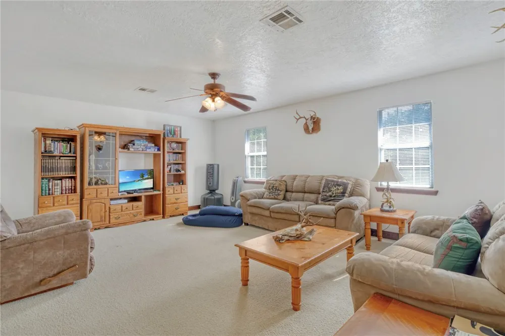 26 Woodland Hills Dr Drive Huntsville, TX 77320