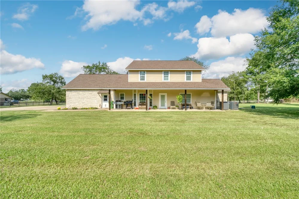 26 Woodland Hills Dr Drive Huntsville, TX 77320