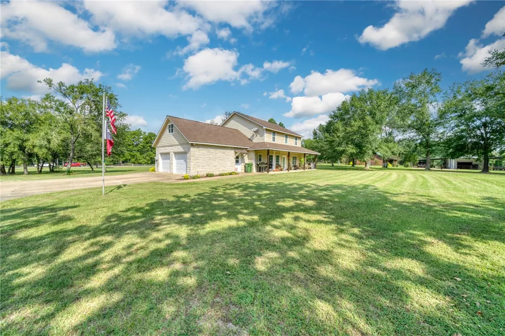 26 Woodland Hills Dr Drive Huntsville, TX 77320