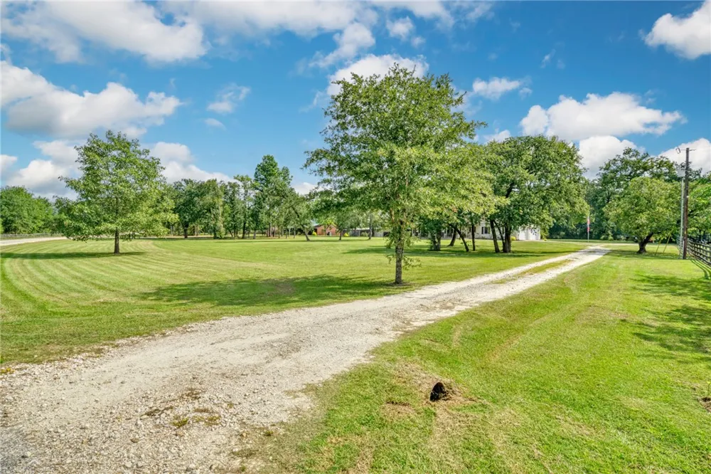 26 Woodland Hills Dr Drive Huntsville, TX 77320