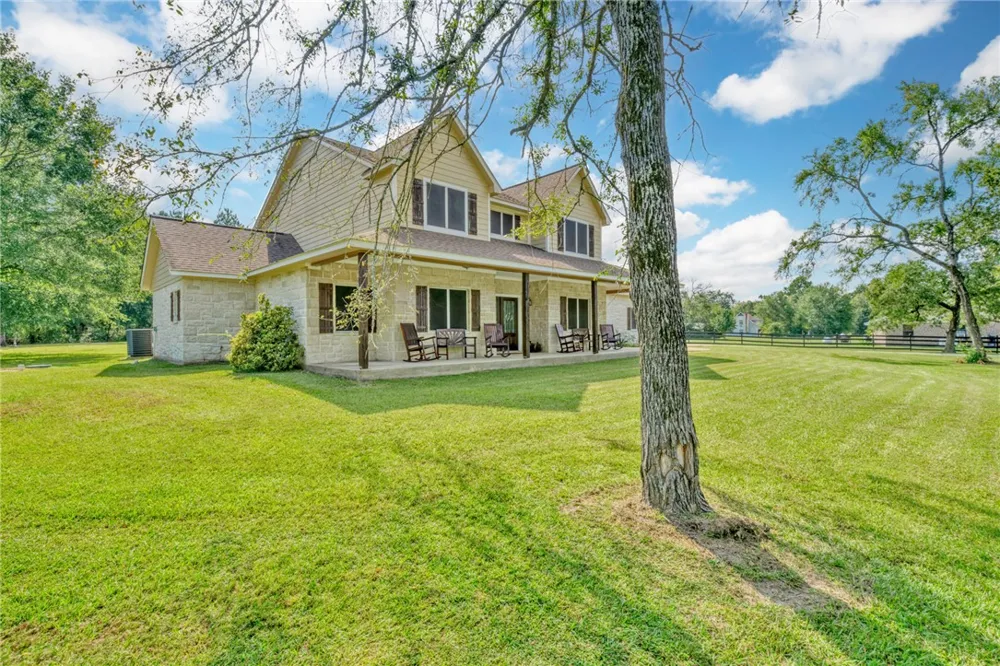 26 Woodland Hills Dr Drive Huntsville, TX 77320