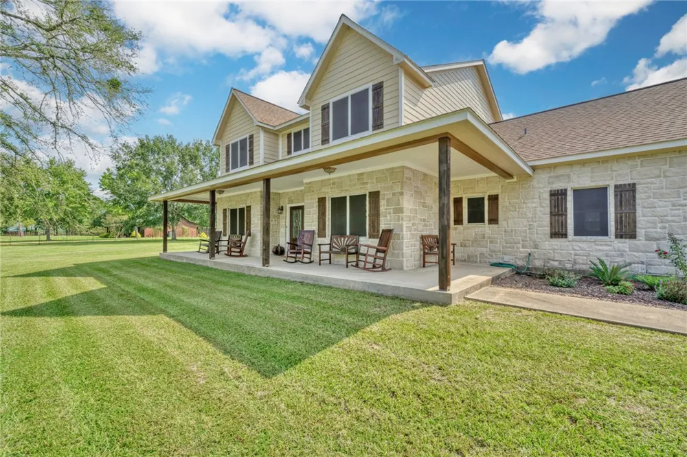 26 Woodland Hills Dr Drive Huntsville, TX 77320