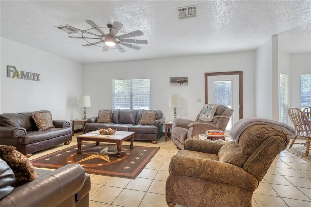 26 Woodland Hills Dr Drive Huntsville, TX 77320