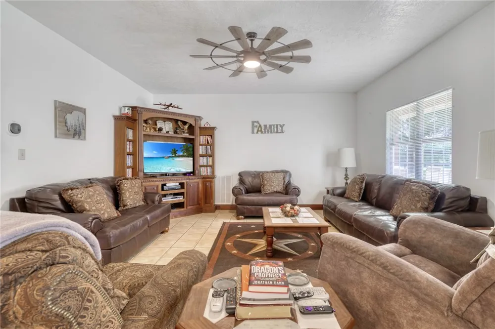 26 Woodland Hills Dr Drive Huntsville, TX 77320