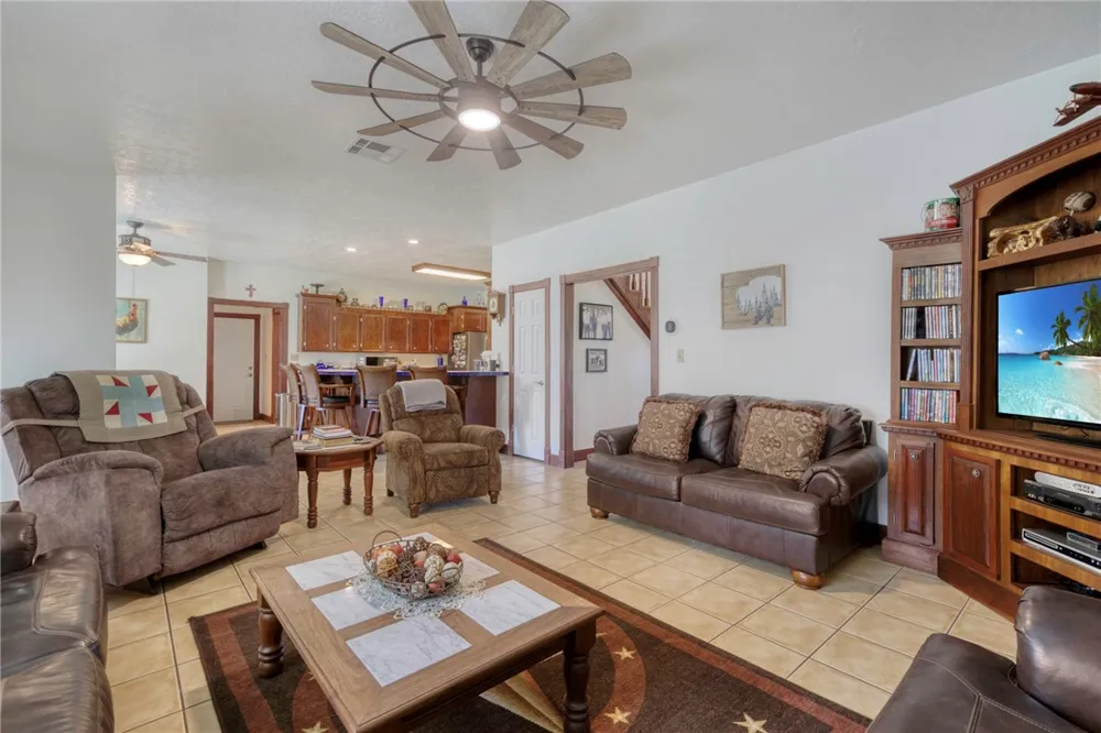 26 Woodland Hills Dr Drive Huntsville, TX 77320