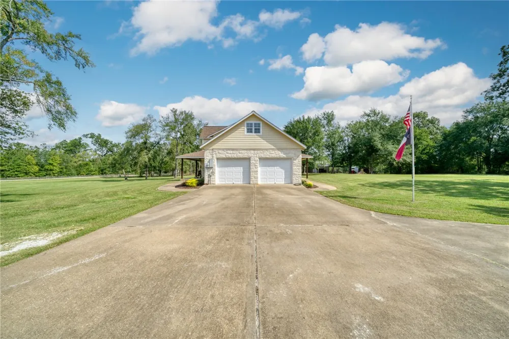 26 Woodland Hills Dr Drive Huntsville, TX 77320