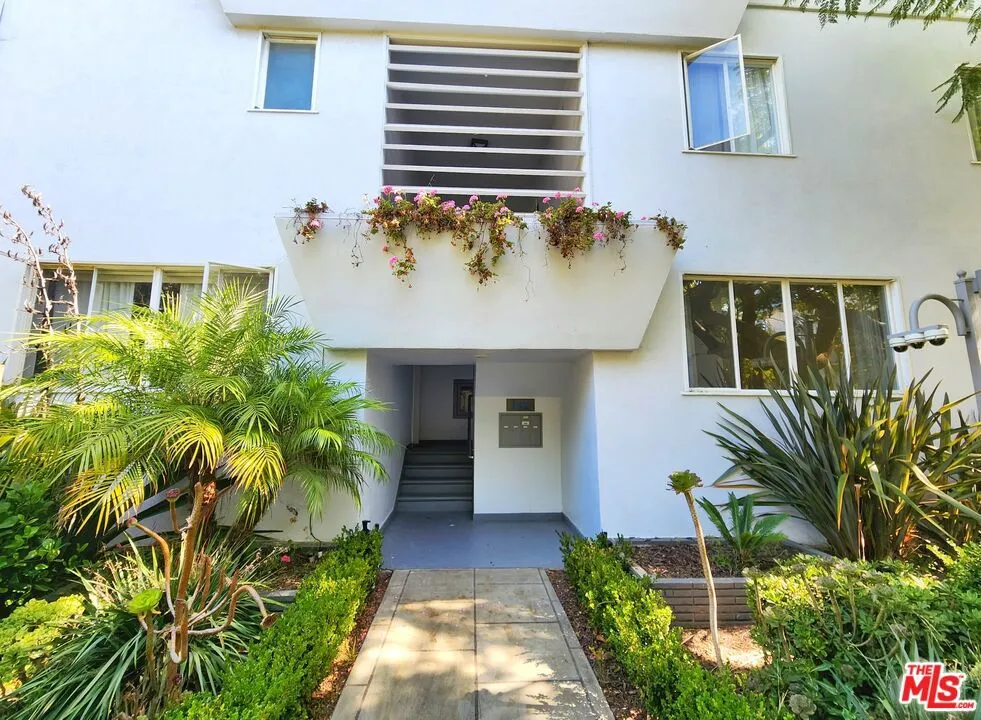 142 San Vicente Blvd Santa Monica, CA 90402