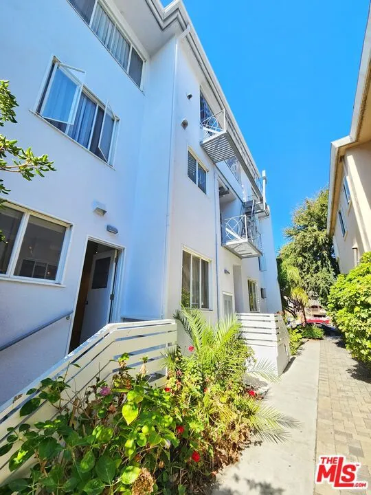 142 San Vicente Blvd Santa Monica, CA 90402