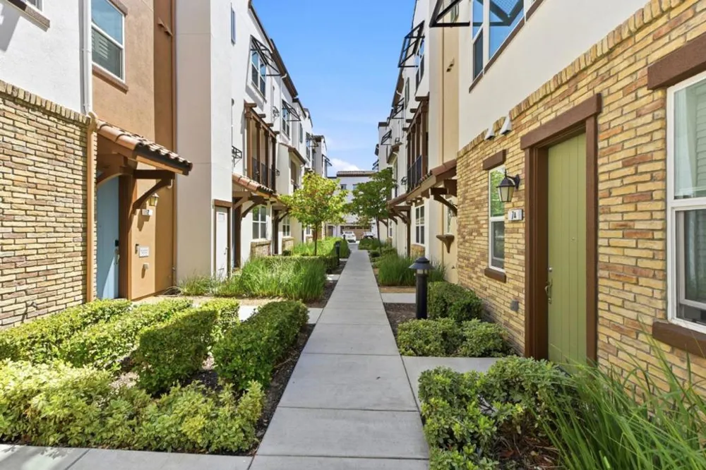 2733 Sorano Court #6 San Jose, CA 95111
