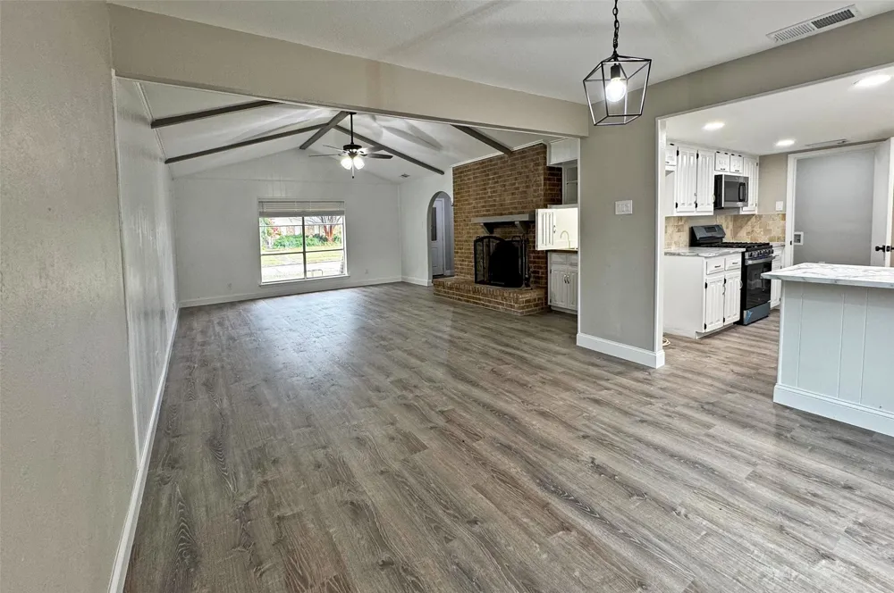 1713 Kingsbridge Drive Garland, TX 75044