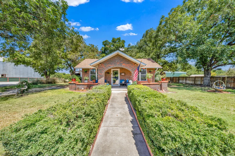 509 E Almante Avenue De Leon, TX 76444