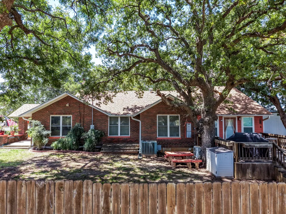 509 E Almante Avenue De Leon, TX 76444