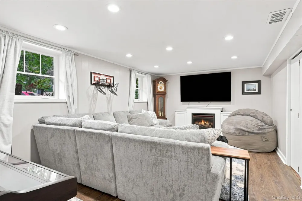 21 Smith Street Red Hook, NY 12571