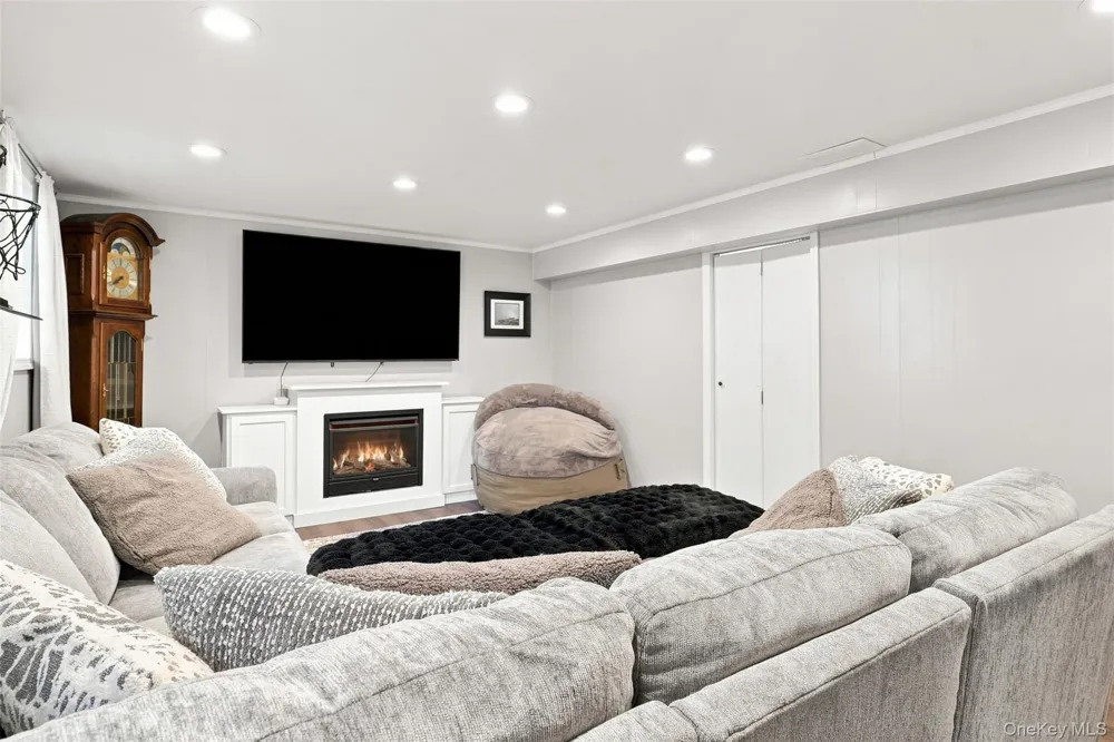 21 Smith Street Red Hook, NY 12571