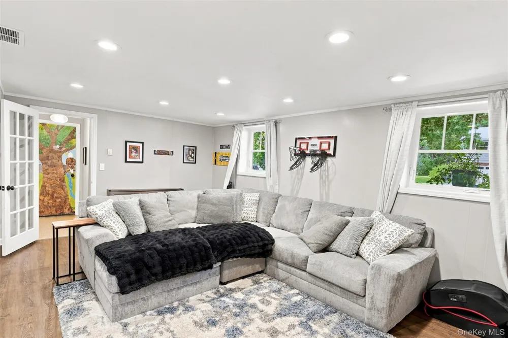 21 Smith Street Red Hook, NY 12571